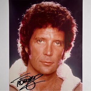 TOM JONES Signed VINTAGE 8x10 Photo / WELSH SINGER / It’s Not Unusual & Deliliah
